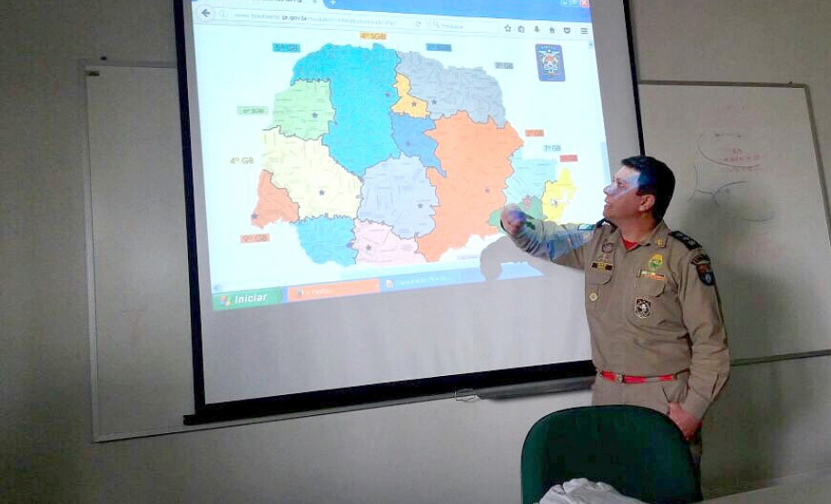 Aproximadamente 70 técnicos que atuam nos setores de estrutura e funcionamento e documentação escolar dos 32 Núcleos Regionais de Educação (NRE) e da Secretaria de Estado da Educação (SEED) encerraram nessa sexta-feira (26), em Curitiba, o curso de formação estratégica continuada referente à legislação escolar.