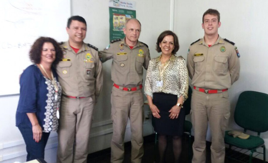 Aproximadamente 70 técnicos que atuam nos setores de estrutura e funcionamento e documentação escolar dos 32 Núcleos Regionais de Educação (NRE) e da Secretaria de Estado da Educação (SEED) encerraram nessa sexta-feira (26), em Curitiba, o curso de formação estratégica continuada referente à legislação escolar.