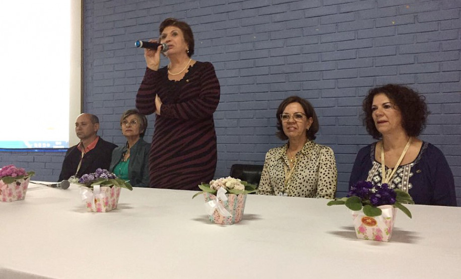 A formação é uma ação da Superintendência da Educação (SUED) e tem como objetivo ofertar a formação continuada aos profissionais que atuam nos departamentos nos núcleos de educação. “Esse diálogo permite ouvir e conhecer as demandas dos profissionais que vivenciam diretamente o cotidiano das 2,1 mil escolas estaduais e também serve para aproximar as ações da secretaria e núcleos”, disse a superintendente da Educação, Inês Carnieletto.