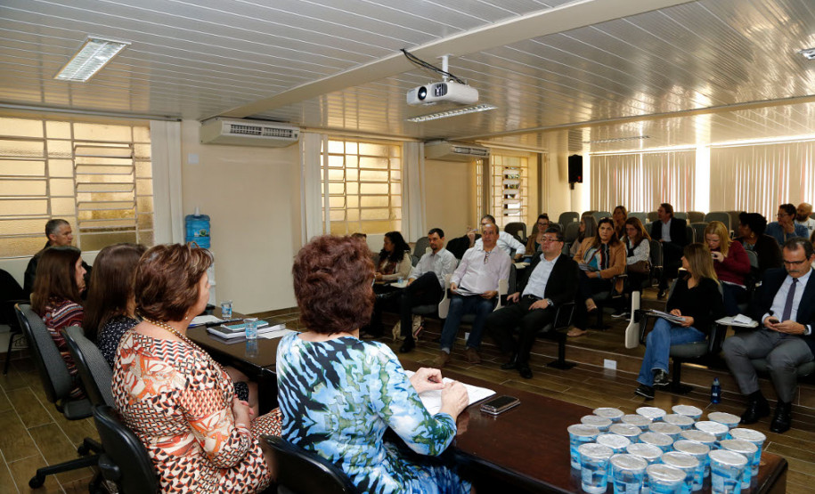 Integrantes da comissão coordenadora e equipes da rede de assistência técnica do Plano Estadual de Educação (PEE) se reuniram nessa sexta-feira (26), em Curitiba, para participar de curso de aperfeiçoamento. O evento, promovido pela Secretaria de Estado da Edução (SEED), é uma das etapas para estudo e avaliação do documento e para o monitoramento contínuo das metas estratégicas apontadas pelo plano estadual.