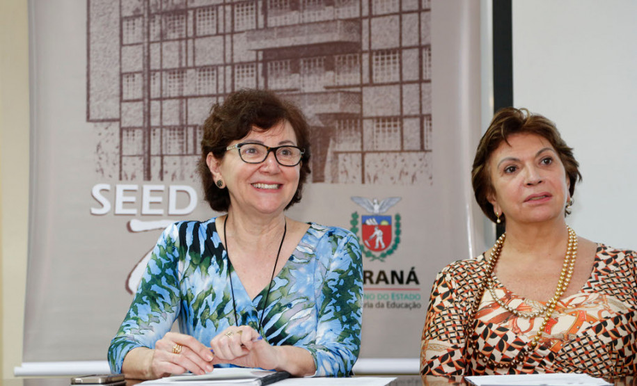 Integrantes da comissão coordenadora e equipes da rede de assistência técnica do Plano Estadual de Educação (PEE) se reuniram nessa sexta-feira (26), em Curitiba, para participar de curso de aperfeiçoamento. O evento, promovido pela Secretaria de Estado da Edução (SEED), é uma das etapas para estudo e avaliação do documento e para o monitoramento contínuo das metas estratégicas apontadas pelo plano estadual.