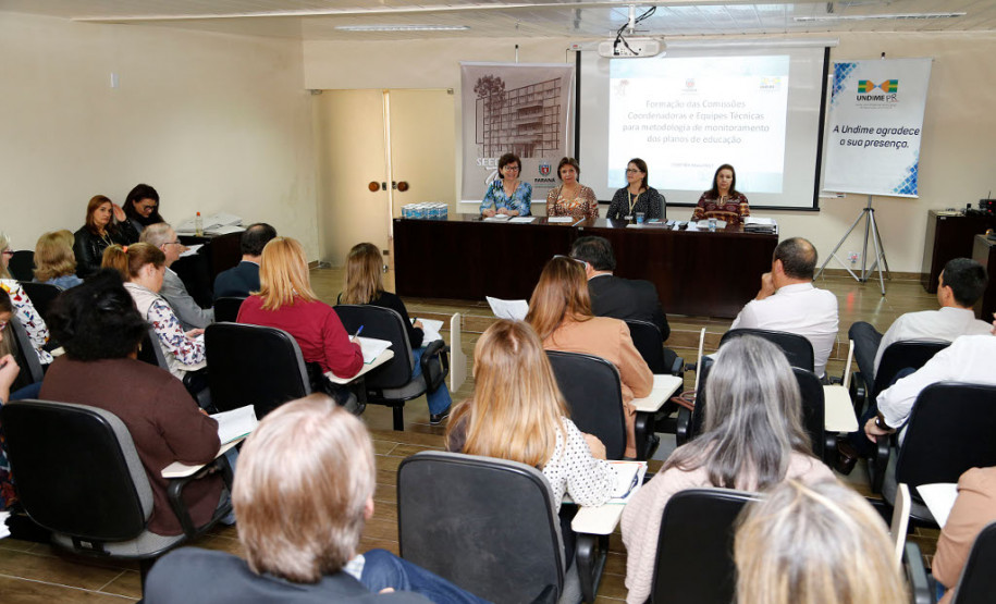 Integrantes da comissão coordenadora e equipes da rede de assistência técnica do Plano Estadual de Educação (PEE) se reuniram nessa sexta-feira (26), em Curitiba, para participar de curso de aperfeiçoamento. O evento, promovido pela Secretaria de Estado da Edução (SEED), é uma das etapas para estudo e avaliação do documento e para o monitoramento contínuo das metas estratégicas apontadas pelo plano estadual.