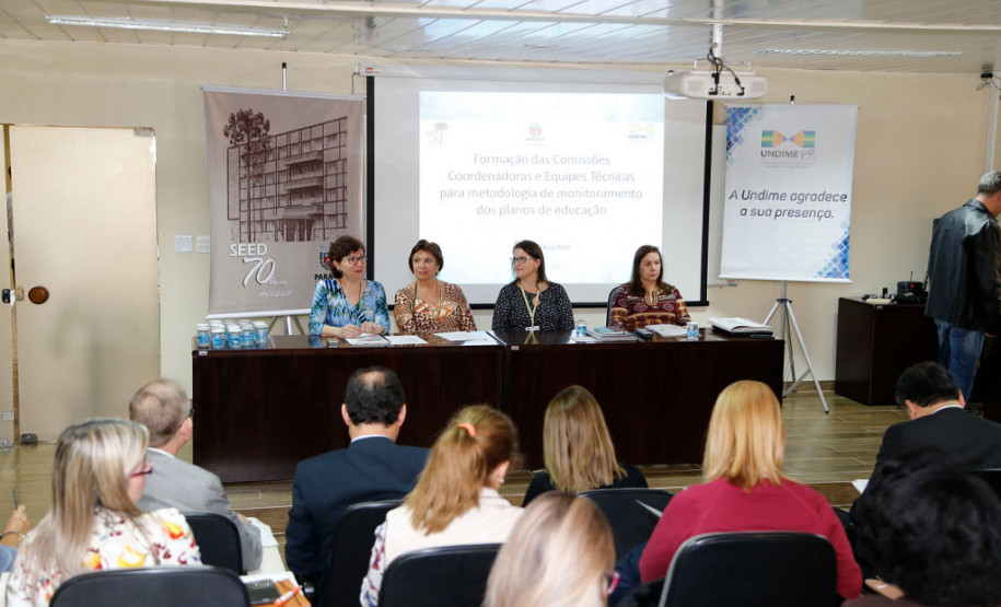 Integrantes da comissão coordenadora e equipes da rede de assistência técnica do Plano Estadual de Educação (PEE) se reuniram nessa sexta-feira (26), em Curitiba, para participar de curso de aperfeiçoamento. O evento, promovido pela Secretaria de Estado da Edução (SEED), é uma das etapas para estudo e avaliação do documento e para o monitoramento contínuo das metas estratégicas apontadas pelo plano estadual.