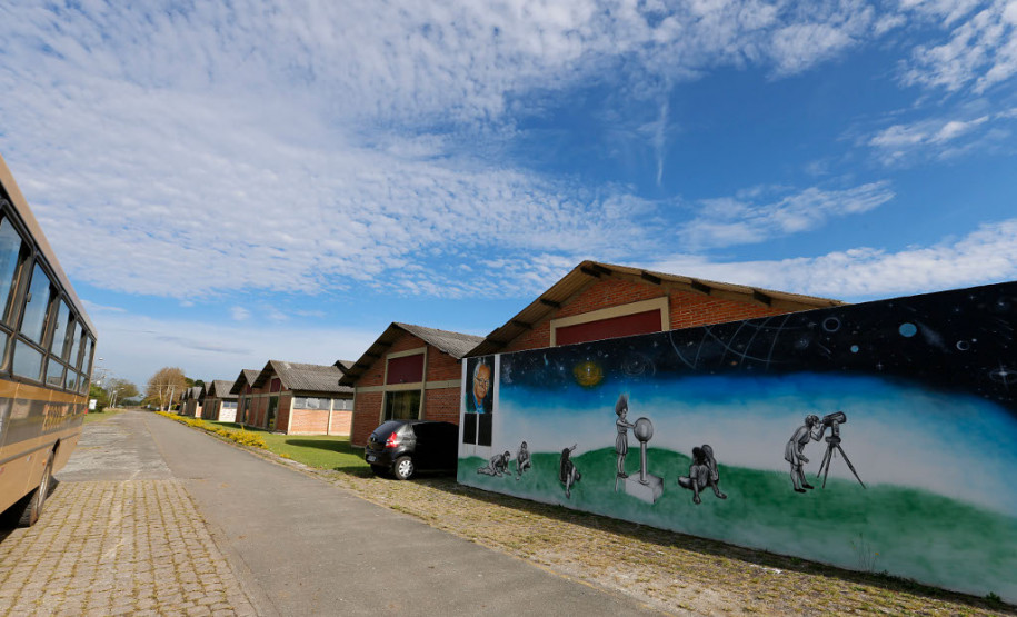 O Parque da Ciência Newton Freire Maia, localizado no município de Pinhais (Região Metropolitana de Curitiba) abre nesta terça-feira (30) a segunda temporada do Programa de observação do céu “Noites no Parque”. Usando telescópios, a população pode contemplar a lua, os planetas Júpiter e Saturno e, com orientações de mediadores e uso de lasers, aprende a identificar as principais constelações e fenômenos celestes.