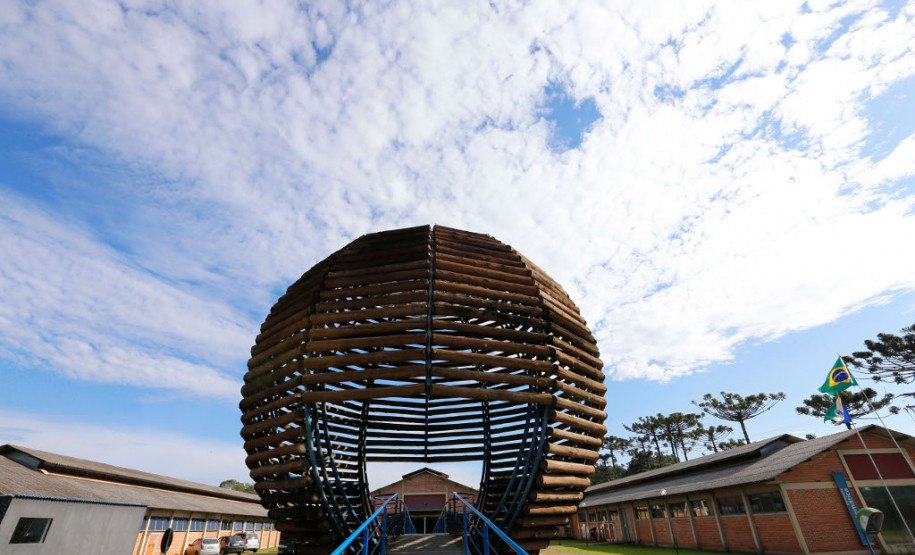 O Parque da Ciência Newton Freire Maia, localizado no município de Pinhais (Região Metropolitana de Curitiba) abre nesta terça-feira (30) a segunda temporada do Programa de observação do céu “Noites no Parque”. Usando telescópios, a população pode contemplar a lua, os planetas Júpiter e Saturno e, com orientações de mediadores e uso de lasers, aprende a identificar as principais constelações e fenômenos celestes.