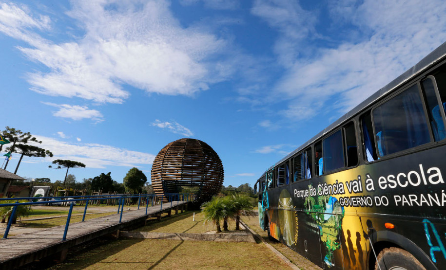 O Parque da Ciência Newton Freire Maia, localizado no município de Pinhais (Região Metropolitana de Curitiba) abre nesta terça-feira (30) a segunda temporada do Programa de observação do céu “Noites no Parque”. Usando telescópios, a população pode contemplar a lua, os planetas Júpiter e Saturno e, com orientações de mediadores e uso de lasers, aprende a identificar as principais constelações e fenômenos celestes.