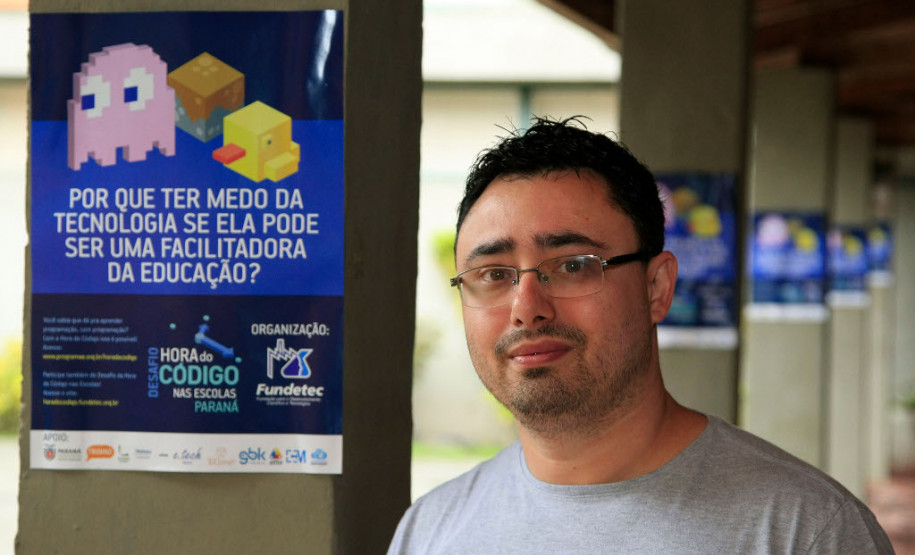 No início deste mês de maio, o diretor de Políticas e Tecnologias Educacionais, Eziquiel Menta, participou de reuniões com pesquisadores norte-americanos e visitou escolas que trabalham com metodologias de aprendizagem criativa. “Essa experiência serviu para conhecer novas práticas que incentivam o aprendizado criativo, sem colocar limites nas ideias dos alunos e sem priorizar o uso das máquinas, mas sim a construção do conhecimento coletivo”, disse Menta.