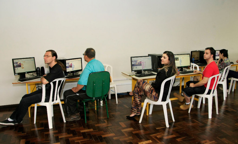 O projeto Seed Lab, desenvolvido pela Diretoria de Políticas e Tecnologias Educacionais (DPTE) da Secretaria da Educação, vai implantar metodologias de aprendizado criativo para incentivar o uso de novas tecnologias educacionais no ambiente escolar. O Seed Lab será assessorado por pesquisadores do Instituto de Tecnologia da Universidade de Massachusetts (MIT, na sigla em inglês), dos Estados Unidos.