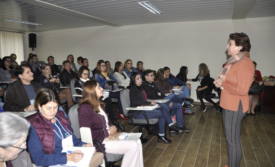 Cerca de 70 técnicos dos 32 Núcleos Regionais de Educação (NREs) participam, em Curitiba, nesta terça (30) e quarta-feira (31) de uma capacitação organizada pelo Departamento da Diversidade da Secretaria da Educação (SEED). O treinamento foi aberto na manhã desta terça, no auditório da SEED, pela superintendente da Educação, Inês Carnieletto. “Quero agradecer a presença de todos. O maior ativo da SEED são as pessoas. São vocês que fazem tudo acontecer lá na ponta”, disse Inês.