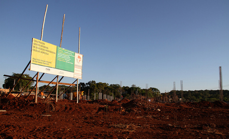 Governo homologa licitações para construir centros de educação profissional e escolas Construção do Centro Estadual de Educação Profissional (CEEP) Laranjeiras do Sul. Obra foi visitada, em setembro, pelo vice-governador e secretário de Estado da Educação, Flávio Arns. A previsão é que o novo prédio escolar seja entregue em julho de 2012 e atenda a 1.260 alunos.