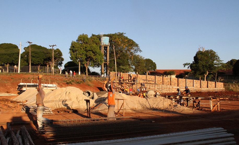 Governo homologa licitações para construir centros de educação profissional e escolas Construção do Centro Estadual de Educação Profissional (CEEP) Laranjeiras do Sul. Obra foi visitada, em setembro, pelo vice-governador e secretário de Estado da Educação, Flávio Arns. A previsão é que o novo prédio escolar seja entregue em julho de 2012 e atenda a 1.260 alunos.
