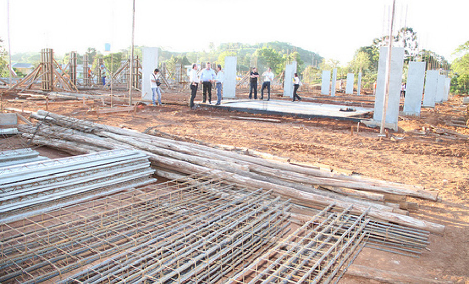 Governo homologa licitações para construir centros de educação profissional e escolas Construção do Centro Estadual de Educação Profissional (CEEP) Laranjeiras do Sul. Obra foi visitada, em setembro, pelo vice-governador e secretário de Estado da Educação, Flávio Arns. A previsão é que o novo prédio escolar seja entregue em julho de 2012 e atenda a 1.260 alunos.