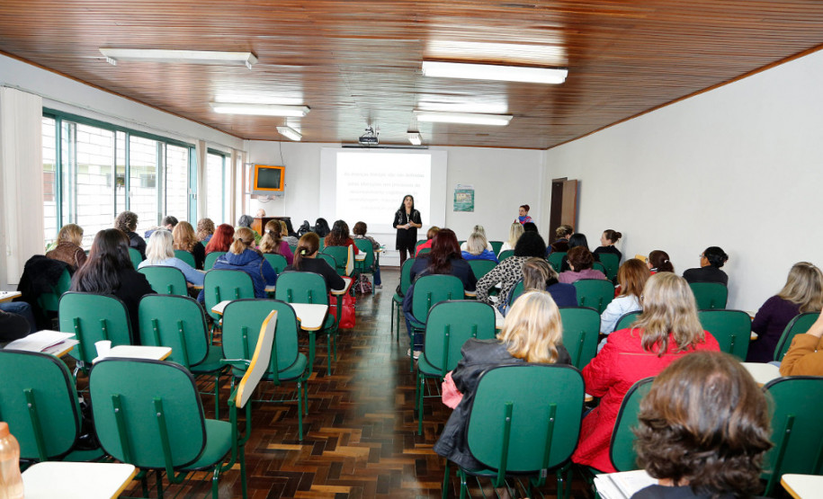A Secretaria da Educação promove nesta terça-feira (30), em Curitiba, o curso de formação continuada aos técnicos pedagógicos dos Núcleos Regionais de Educação (NREs) que atuam no Departamento de Educação Especial e Inclusão Educacional. O curso tem como foco o diagnóstico e o atendimento de alunos com Transtornos Globais do Desenvolvimento (TGD). Cerca de 60 servidores participam da formação.