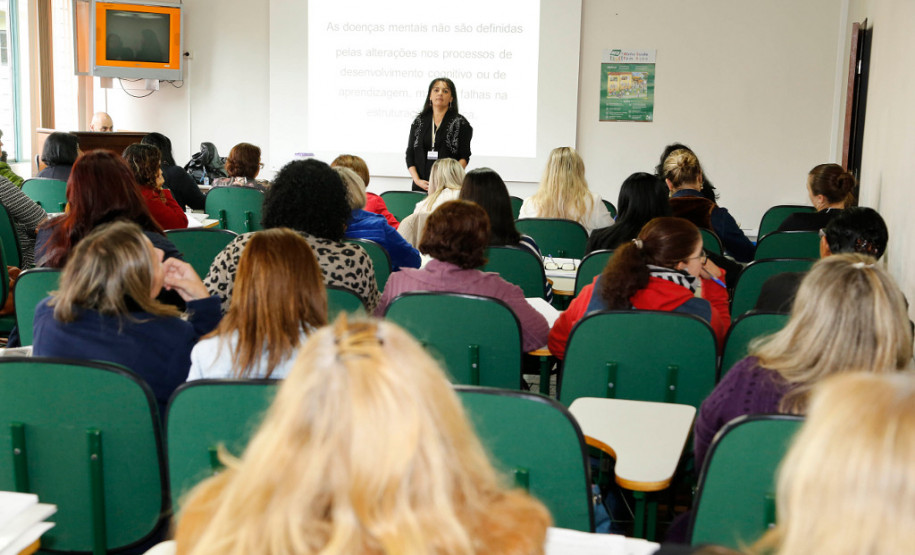 A Secretaria da Educação promove nesta terça-feira (30), em Curitiba, o curso de formação continuada aos técnicos pedagógicos dos Núcleos Regionais de Educação (NREs) que atuam no Departamento de Educação Especial e Inclusão Educacional. O curso tem como foco o diagnóstico e o atendimento de alunos com Transtornos Globais do Desenvolvimento (TGD). Cerca de 60 servidores participam da formação.