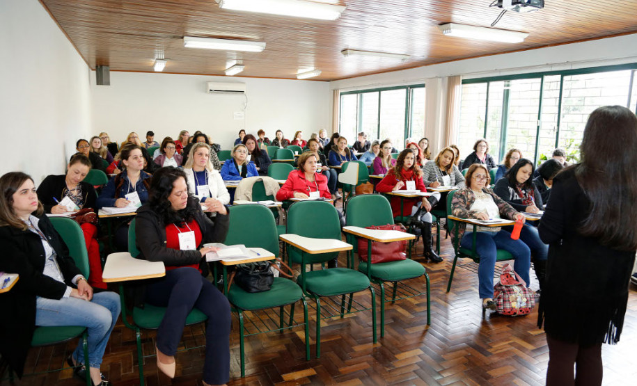 A Secretaria da Educação promove nesta terça-feira (30), em Curitiba, o curso de formação continuada aos técnicos pedagógicos dos Núcleos Regionais de Educação (NREs) que atuam no Departamento de Educação Especial e Inclusão Educacional. O curso tem como foco o diagnóstico e o atendimento de alunos com Transtornos Globais do Desenvolvimento (TGD). Cerca de 60 servidores participam da formação.