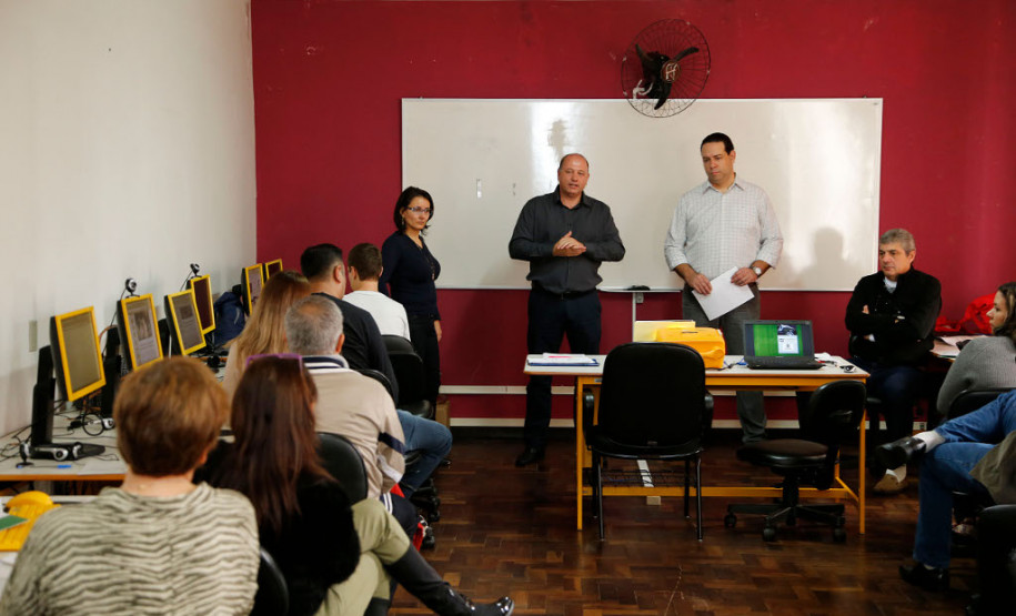 Os profissionais do Instituto Paranaense de Desenvolvimento Educacional (Fundepar), que atuam com o Sistema de Gestão do Transporte Escolar (Siget) nos núcleos de educação, também participaram de curso específico para a função nessa terça-feira (30), em Curitiba. A formação teve como foco o funcionamento do sistema e a preparação dos funcionários para orientar, acompanhar e supervisionar a execução dos serviços municipais de transporte escolar.