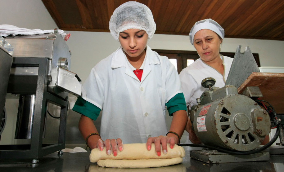 Abertas inscrições para cursos técnicos em 184 cidades As inscrições para os cursos técnicos em nível médio ofertados pela Secretaria de Estado da Educação iniciam nessa quinta-feira (1º) e seguem até 16 de junho. O período de pré-classificação acontece entre dias 19 e 22 do mesmo mês e as aulas iniciam em 26 de julho. Os cadastros devem ser feitos nas próprias escolas que ofertam os cursos. Nos Centros Estaduais de Educação Profissional e nos colégios agrícolas e no florestal as inscrições podem ser feitas pela internet.