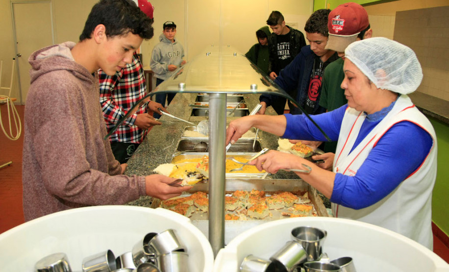 Abertas inscrições para cursos técnicos em 184 cidades As inscrições para os cursos técnicos em nível médio ofertados pela Secretaria de Estado da Educação iniciam nessa quinta-feira (1º) e seguem até 16 de junho. O período de pré-classificação acontece entre dias 19 e 22 do mesmo mês e as aulas iniciam em 26 de julho. Os cadastros devem ser feitos nas próprias escolas que ofertam os cursos. Nos Centros Estaduais de Educação Profissional e nos colégios agrícolas e no florestal as inscrições podem ser feitas pela internet.