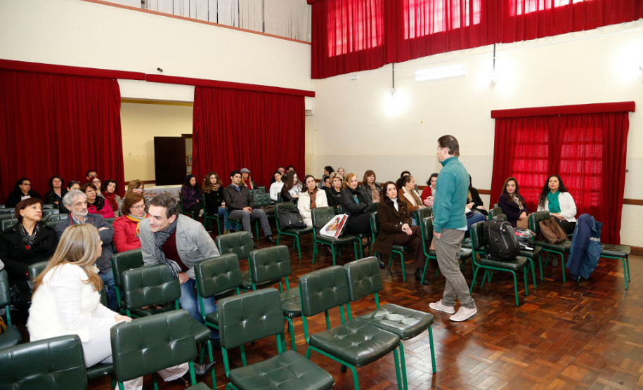 Mais de 100 mil servidores que atuam nas 2,1 mil escolas da rede estadual de ensino participam, nesta sexta-feira (2), de cursos de formação continuada. Professores, pedagogos, diretores e agentes educacionais debatem e estudam questões vivenciadas no cotidiano escolar.

Os cursos acontecem em todas as escolas, são organizados pelos próprios profissionais das unidades e têm duração de oito horas, que serão contabilizadas para avanço no plano de carreira dos servidores.
