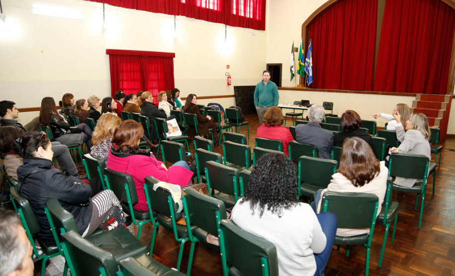 Mais de 100 mil servidores que atuam nas 2,1 mil escolas da rede estadual de ensino participam, nesta sexta-feira (2), de cursos de formação continuada. Professores, pedagogos, diretores e agentes educacionais debatem e estudam questões vivenciadas no cotidiano escolar.

Os cursos acontecem em todas as escolas, são organizados pelos próprios profissionais das unidades e têm duração de oito horas, que serão contabilizadas para avanço no plano de carreira dos servidores.