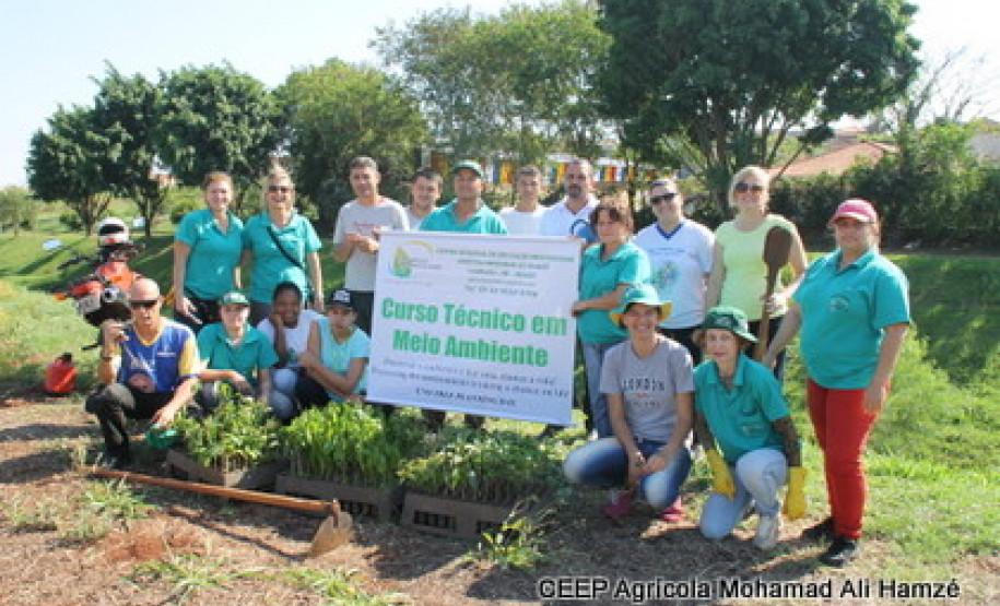 Plantio de mudas de árvores nativas à margem do rio Alambari, atividade do curso técnico em Meio Ambiente.