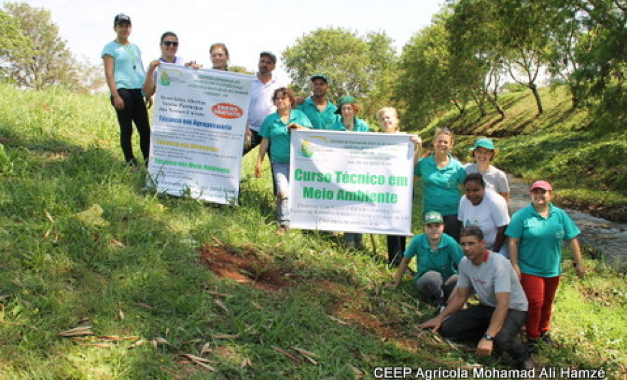 Plantio de mudas de árvores nativas à margem do rio Alambari, atividade do curso técnico em Meio Ambiente.