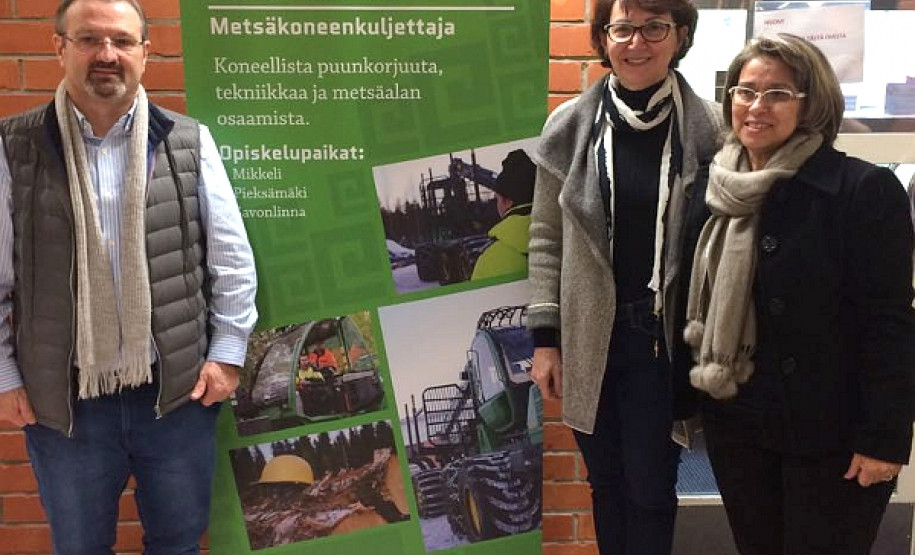 Ensino florestal europeu pode ser aproveitado no Paraná A secretária de Estado da Educação, professora Ana Seres, e a chefe do Núcleo Regional de Educação de Telêmaco Borba, Sueli Aparecida Martins, integraram uma missão técnica e pedagógica composta por diversas autoridades públicas da área da educação do município de Ortigueira e executivos da indústria Klabin de Papel e Celulose