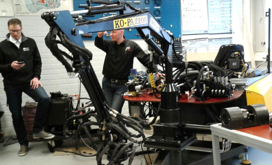 Ensino florestal europeu pode ser aproveitado no Paraná A secretária de Estado da Educação, professora Ana Seres, e a chefe do Núcleo Regional de Educação de Telêmaco Borba, Sueli Aparecida Martins, integraram uma missão técnica e pedagógica composta por diversas autoridades públicas da área da educação do município de Ortigueira e executivos da indústria Klabin de Papel e Celulose