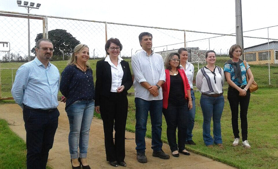 Ensino florestal europeu pode ser aproveitado no Paraná A secretária de Estado da Educação, professora Ana Seres, e a chefe do Núcleo Regional de Educação de Telêmaco Borba, Sueli Aparecida Martins, integraram uma missão técnica e pedagógica composta por diversas autoridades públicas da área da educação do município de Ortigueira e executivos da indústria Klabin de Papel e Celulose