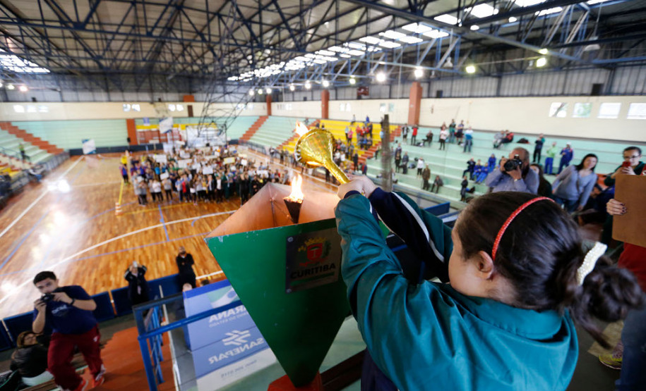 A primeira fase regional dos Jogos Escolares do Paraná (JEPs) acontece a partir desta segunda-feira (05) e vai envolver aproximadamente 40 mil estudantes das redes de ensino municipal, estadual, federal e particular. Os alunos competem nas modalidades individual (atletismo, xadrez e tênis de mesa) e coletiva (basquete, futsal, handebol, vôlei de quadra e de praia). A fase segue até dia 11.