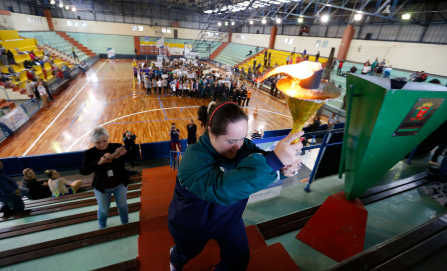 A primeira fase regional dos Jogos Escolares do Paraná (JEPs) acontece a partir desta segunda-feira (05) e vai envolver aproximadamente 40 mil estudantes das redes de ensino municipal, estadual, federal e particular. Os alunos competem nas modalidades individual (atletismo, xadrez e tênis de mesa) e coletiva (basquete, futsal, handebol, vôlei de quadra e de praia). A fase segue até dia 11.