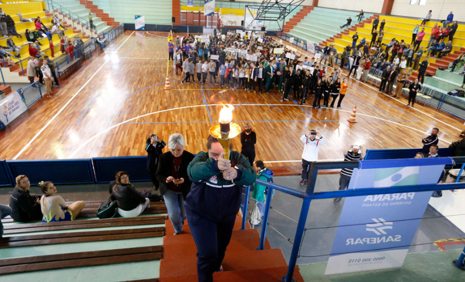 A primeira fase regional dos Jogos Escolares do Paraná (JEPs) acontece a partir desta segunda-feira (05) e vai envolver aproximadamente 40 mil estudantes das redes de ensino municipal, estadual, federal e particular. Os alunos competem nas modalidades individual (atletismo, xadrez e tênis de mesa) e coletiva (basquete, futsal, handebol, vôlei de quadra e de praia). A fase segue até dia 11.