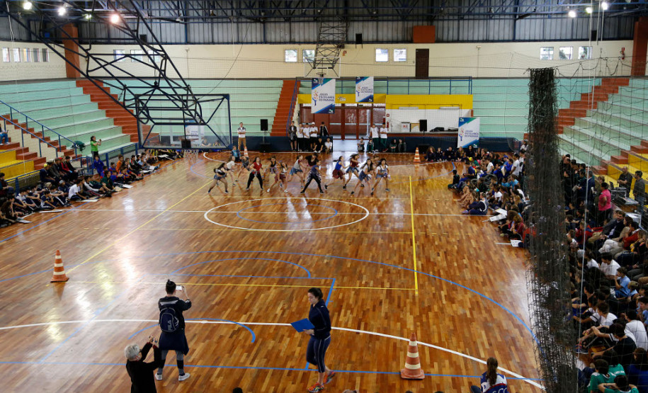 A primeira fase regional dos Jogos Escolares do Paraná (JEPs) acontece a partir desta segunda-feira (05) e vai envolver aproximadamente 40 mil estudantes das redes de ensino municipal, estadual, federal e particular. Os alunos competem nas modalidades individual (atletismo, xadrez e tênis de mesa) e coletiva (basquete, futsal, handebol, vôlei de quadra e de praia). A fase segue até dia 11.