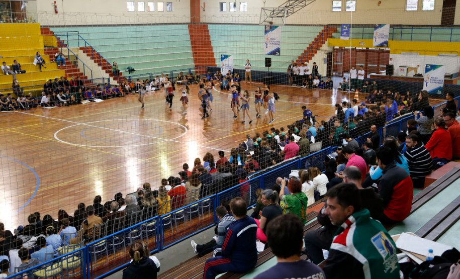 A primeira fase regional dos Jogos Escolares do Paraná (JEPs) acontece a partir desta segunda-feira (05) e vai envolver aproximadamente 40 mil estudantes das redes de ensino municipal, estadual, federal e particular. Os alunos competem nas modalidades individual (atletismo, xadrez e tênis de mesa) e coletiva (basquete, futsal, handebol, vôlei de quadra e de praia). A fase segue até dia 11.