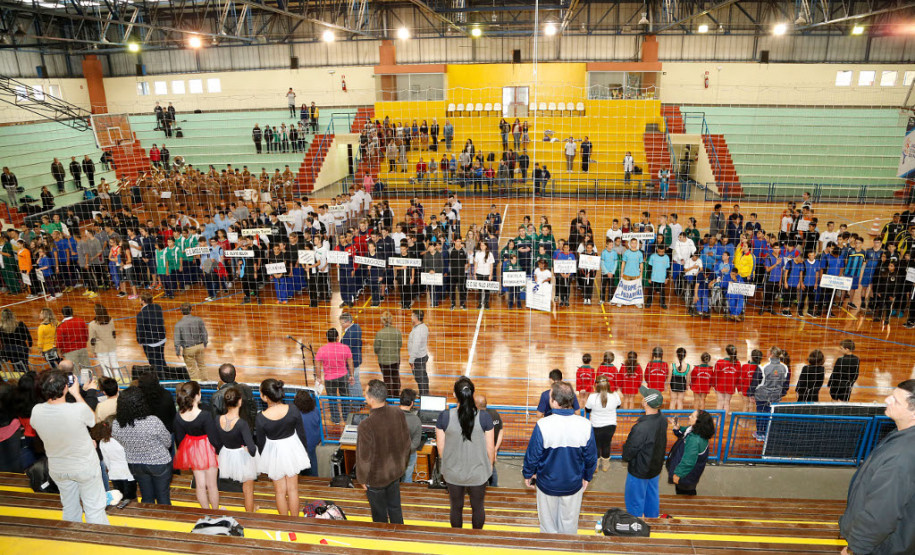 A primeira fase regional dos Jogos Escolares do Paraná (JEPs) acontece a partir desta segunda-feira (05) e vai envolver aproximadamente 40 mil estudantes das redes de ensino municipal, estadual, federal e particular. Os alunos competem nas modalidades individual (atletismo, xadrez e tênis de mesa) e coletiva (basquete, futsal, handebol, vôlei de quadra e de praia). A fase segue até dia 11.