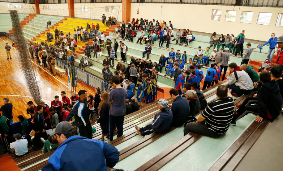 A primeira fase regional dos Jogos Escolares do Paraná (JEPs) acontece a partir desta segunda-feira (05) e vai envolver aproximadamente 40 mil estudantes das redes de ensino municipal, estadual, federal e particular. Os alunos competem nas modalidades individual (atletismo, xadrez e tênis de mesa) e coletiva (basquete, futsal, handebol, vôlei de quadra e de praia). A fase segue até dia 11.