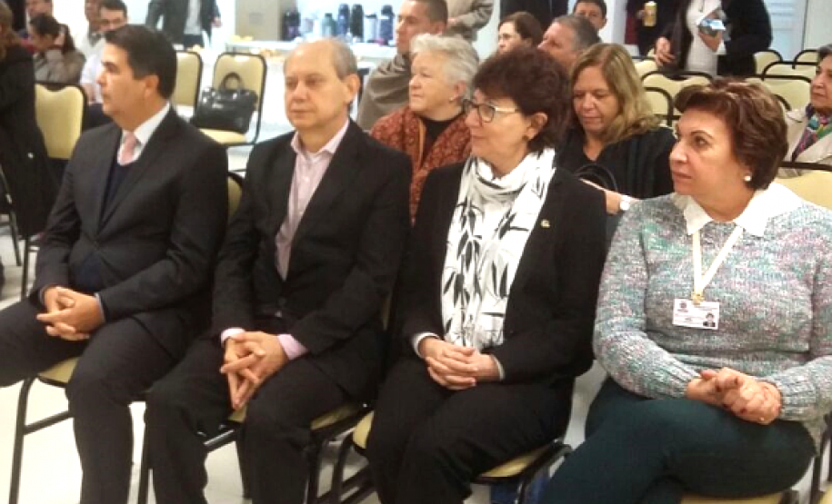 A secretária de Estado da Educação, professora Ana Seres, a superintendente da Educação Inês Carnieletto, o chefe do Departamento de Educação Básica (DEB), Cassiano Ogliari, participaram de reunião, na manhã desta terça-feira (06), na Associação Inter-Religiosa de Educação (Assintec), em Curitiba, entidade que representa as diferentes tradições religiosas presentes no Estado do Paraná