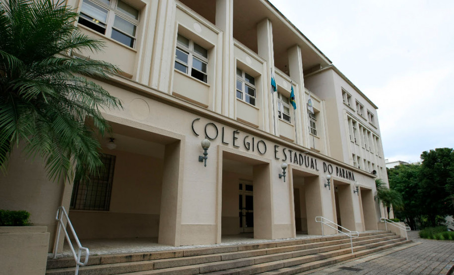 O Colégio Estadual do Paraná (CEP) está com inscrições abertas para os cursos técnicos em nível médio de Administração, Teatro, Edificações, Informática, Produção de Áudio e vídeo, Saúde Bucal e Secretariado. São 440 vagas para alunos que já concluíram o ensino médio e desejam obter a formação profissional. Os cursos são gratuitos.