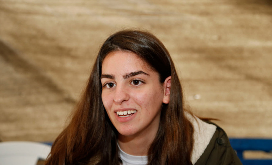 Preservação em mostra do Colégio Estadual do Paraná A estudante italiana Elisa Cossu, do 3° ano do ensino médio, que está concluindo o intercâmbio no CEP, aproveitou a feira para compartilhar com os colegas e visitantes experiências de preservação do meio ambiente em sua cidade, Dorgali (na Sardegna, Itália). “Essa troca de experiência é interessante porque estou descobrindo muitas coisas novas e tenho a oportunidade de compartilhar um pouco de como é na Itália e de conhecer mais como é aqui no Brasil”, contou a estudante.