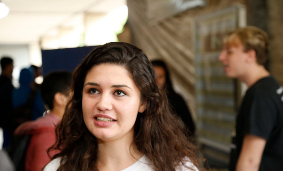 Preservação em mostra do Colégio Estadual do Paraná A estudante do Centro Estadual de Educação Profissional de Curitiba Francielle Fernandes Gonçalves, de 17 anos, apresentou sua pesquisa sobre dessalinização de água potável por meio de resíduos orgânicos. “A distribuição da água doce e potável no Brasil é desigual e algumas famílias ainda usam água de poço sem o processo correto de dessalinização, por isso, a necessidade de pesquisas com esse enfoque”, disse.