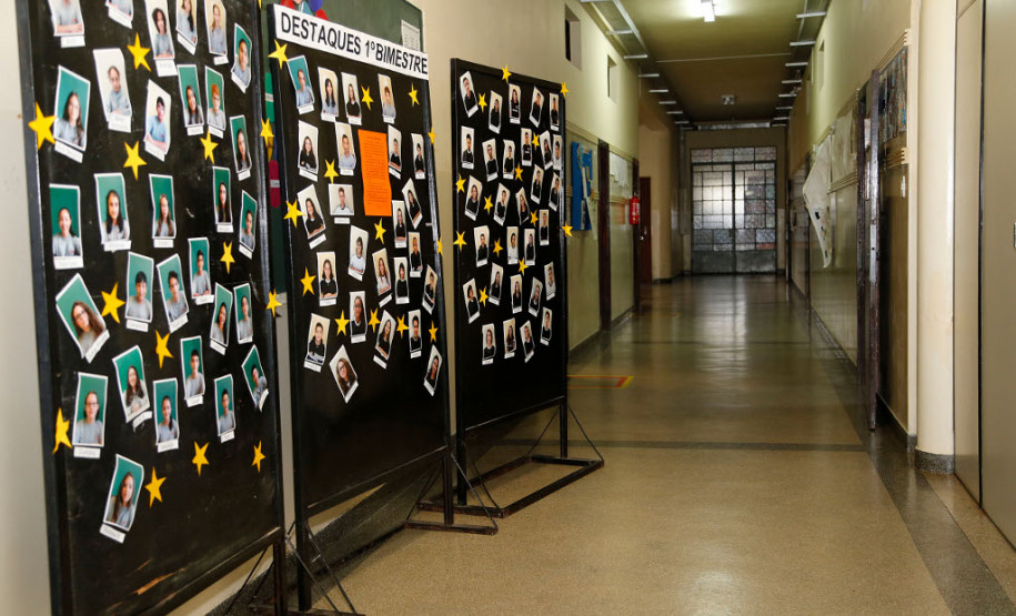O colégio possui aproximadamente 1,3 mil alunos do ensino fundamental, médio e técnico que se revezam na galeria a cada bimestre. “O projeto serve como incentivo para boas práticas e eles ficam com uma expectativa muito grande para saber se vão aparecer no mural”, disse Valéria.