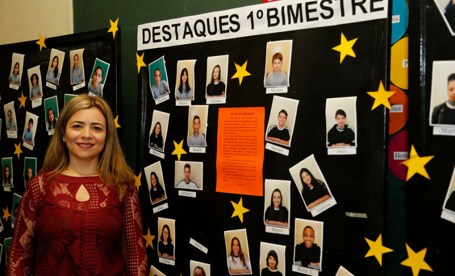 Quem visita o Colégio Estadual Júlia Wanderley, em Curitiba, percebe algo diferente logo na entrada do corredor principal