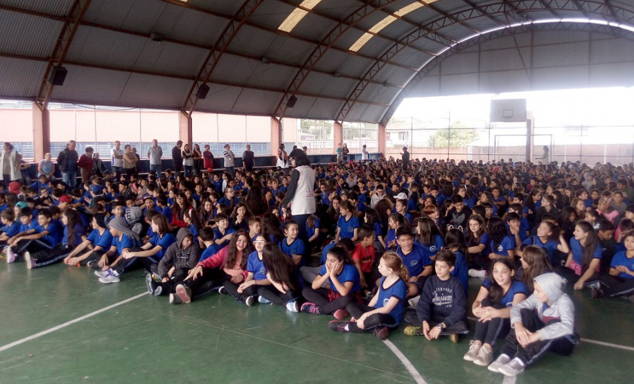 Mais de 800 estudantes do Colégio Estadual Teobaldo Kletemberg, de Curitiba, participaram de treinamentos e simulações de situações de emergência. A ação, realizada nesta quarta-feira (7), foi coordenada pela Defesa Civil e Corpo de Bombeiros e faz parte do programa estadual Brigada Escolar.