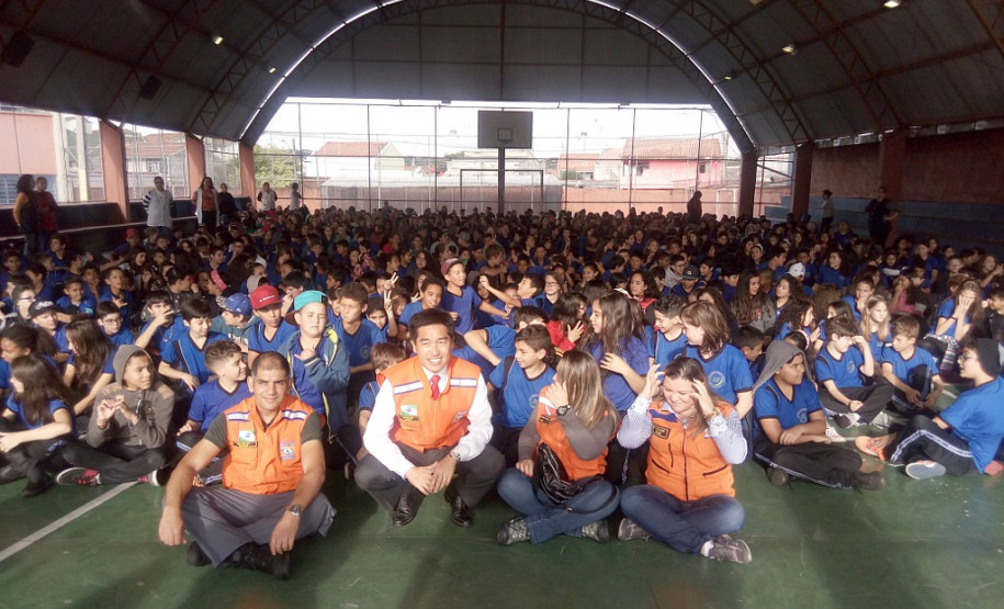 Mais de 800 estudantes do Colégio Estadual Teobaldo Kletemberg, de Curitiba, participaram de treinamentos e simulações de situações de emergência. A ação, realizada nesta quarta-feira (7), foi coordenada pela Defesa Civil e Corpo de Bombeiros e faz parte do programa estadual Brigada Escolar.