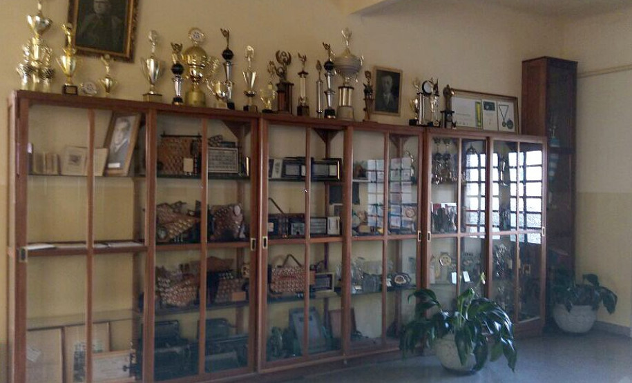 O Colégio Estadual Dom Alberto Gonçalves, em Palmeira (na região dos Campos Gerais), está concluindo as pesquisas do novo centro de memória de preservação do patrimônio histórico material e imaterial da instituição. A ação faz parte das celebrações dos 70 anos da Secretaria de Estado da Educação e tem como objetivo ampliar o resgate histórico e a preservação do patrimônio histórico e cultural das escolas paranaenses.