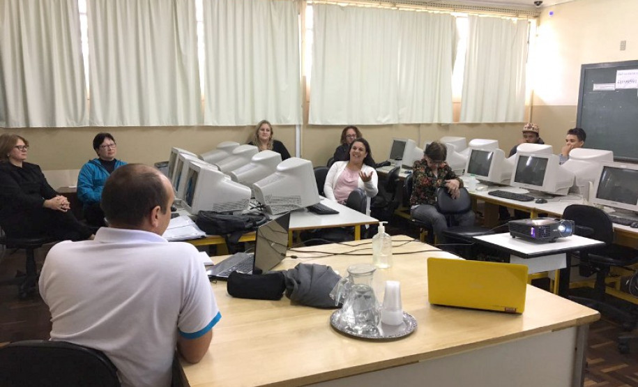 De acordo com a diretora-auxiliar do Colégio Estadual Antonio Tupy Pinheiro, em Guarapuava (na região central do Estado), Jocimarci Jacomel Kasnocha, as novidades motivaram professores e alunos. “A recepção ao projeto foi muito boa, os professores acreditam na necessidade de informatizar, de trabalhar com a tecnologia, uma vez que os alunos já estão à frente e esses recursos podem facilitar o trabalho e a aprendizagem”, disse.