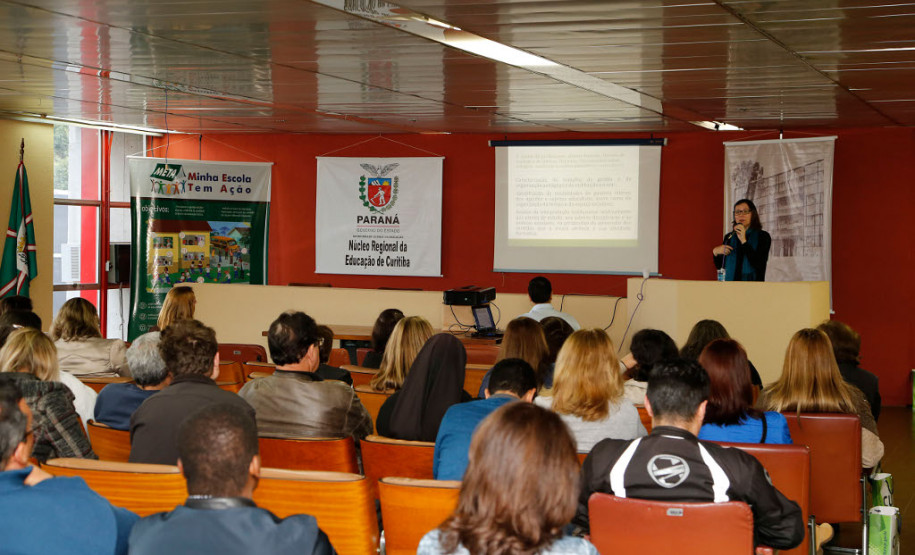 Os diretores das 164 escolas da rede estadual de Curitiba participam nesta segunda-feira e terça-feira (19 e 27) do curso "Museu da Escola Paranaense: Os Centros de Memória e a Gestão Escolar – NRE Curitiba". A formação, com duração de oito horas, faz parte das comemorações dos 70 anos da Secretaria de Estado da Educação e tem como objetivo preservar e resgatar a memória da educação pública no Estado.