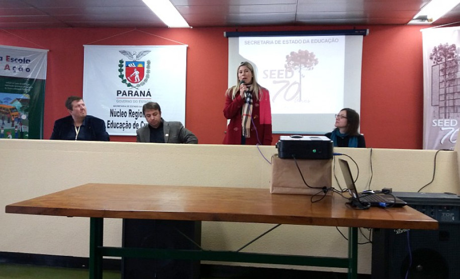 Os diretores das 164 escolas da rede estadual de Curitiba participam nesta segunda-feira e terça-feira (19 e 27) do curso "Museu da Escola Paranaense: Os Centros de Memória e a Gestão Escolar – NRE Curitiba". A formação, com duração de oito horas, faz parte das comemorações dos 70 anos da Secretaria de Estado da Educação e tem como objetivo preservar e resgatar a memória da educação pública no Estado.