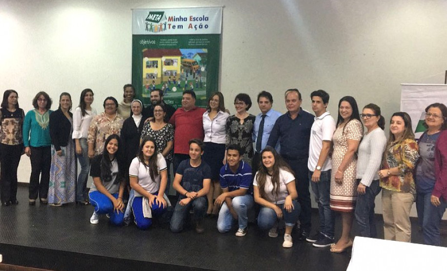 A Secretaria de Estado da Educação entregou nessa segunda-feira (19), em Jacarezinho (Norte Pioneiro do Estado), o Prêmio Gestão Paraná às escolas pertencentes ao Núcleo Regional de Educação (NRE) do município. As unidades foram selecionadas por trabalhar com projetos pedagógicos inovadores, praticar a gestão participativa dos recursos públicos e envolvimento da comunidade no cotidiano escolar.