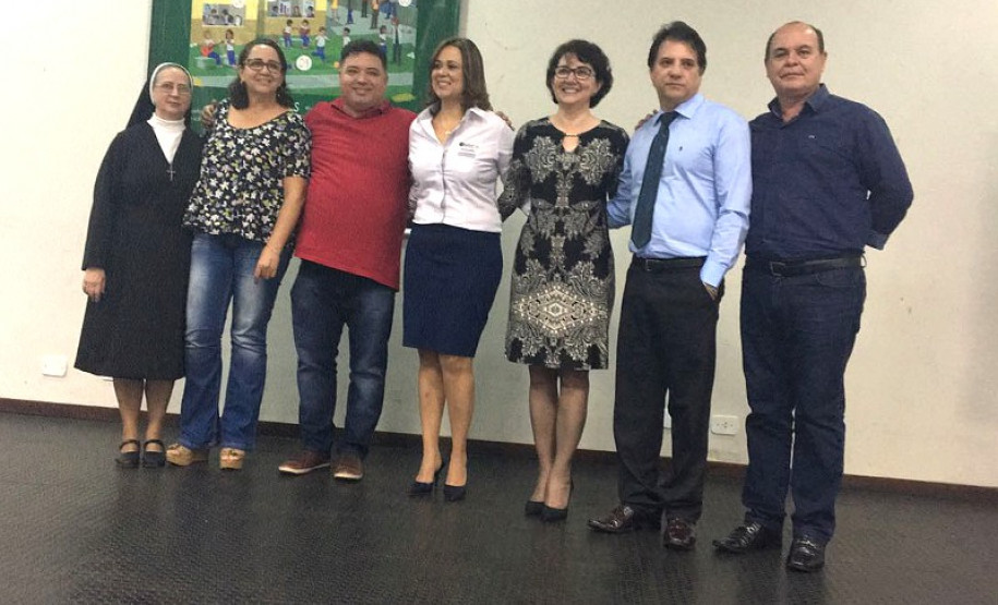 A Secretaria de Estado da Educação entregou nessa segunda-feira (19), em Jacarezinho (Norte Pioneiro do Estado), o Prêmio Gestão Paraná às escolas pertencentes ao Núcleo Regional de Educação (NRE) do município. As unidades foram selecionadas por trabalhar com projetos pedagógicos inovadores, praticar a gestão participativa dos recursos públicos e envolvimento da comunidade no cotidiano escolar.